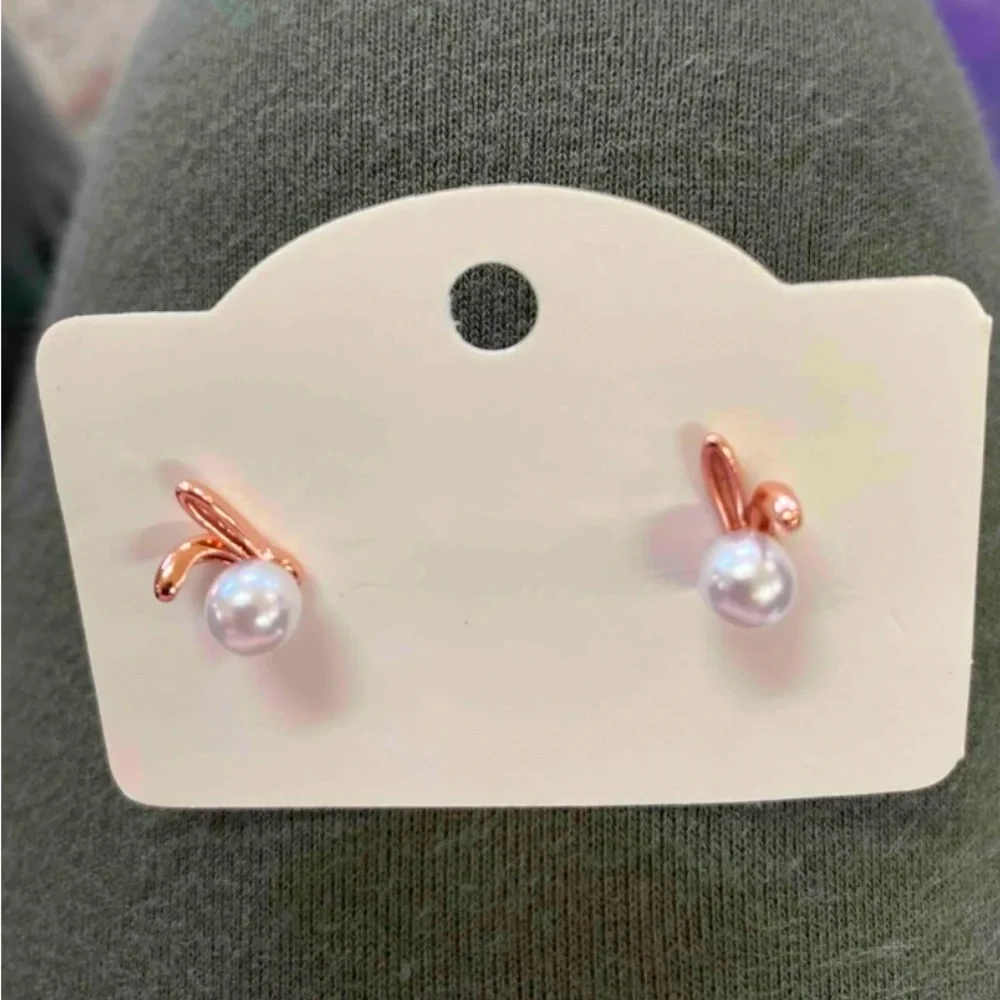 🐰 Bunny Pearl Earrings 🐰 - Picture 4 of 5